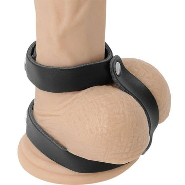 Anello fallico e testicoli in pelle sintetica per passione intensa